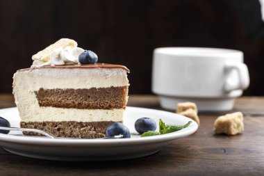 tatlı kek çilek bir daire ve bir fincan çay bir ahşap tabl Tarih ile