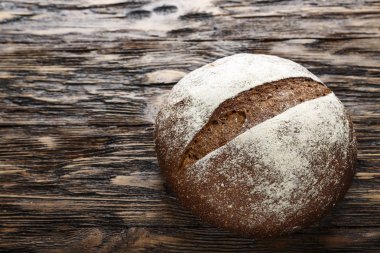 siyah yuvarlak bir kaba ahşap adam ev yapımı ekmek