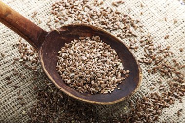 tahta kaşık keten tohumu ile ahşap bir masa yerleştirilen