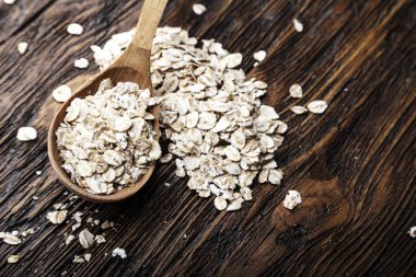 çiğ yulaf gevreği ahşap bir arka plan üzerinde dağınık. Sağlıklı karbonhidrat kahvaltı. tex için alan