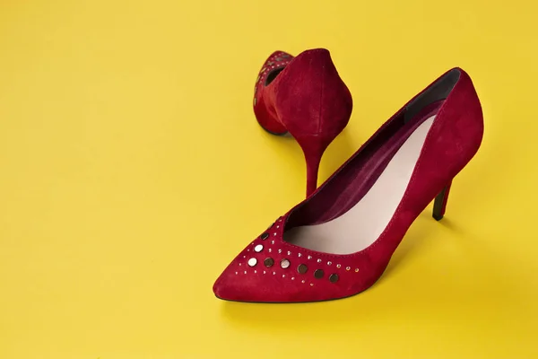 Zapatos Gamuza Rojo Sexy Con Tacones Fondo Brillante — Foto de Stock