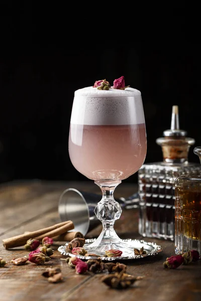 Cocktail Mit Hohem Schaum Und Rosen Glas Auf Schwarzem Hintergrund — Stockfoto