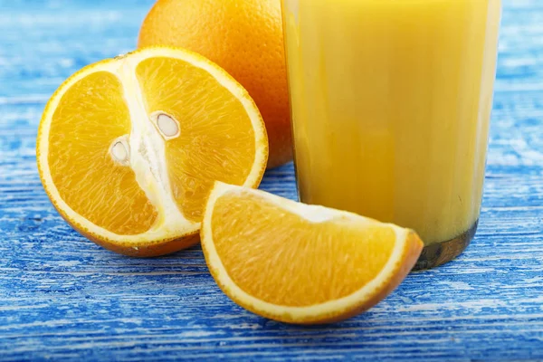 Scheiben Geschnittene Frische Orange Und Ein Glas Saft Auf Einem — Stockfoto