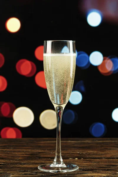 Bir Bardak Şampanya Bokeh Arka Plan Üzerinde Noel Adam — Stok fotoğraf