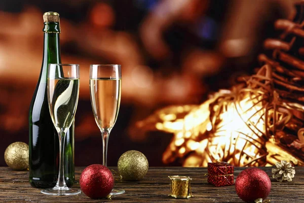 Une Coupe Champagne Une Bouteille Champagne Avec Jouet Noël Sur — Photo