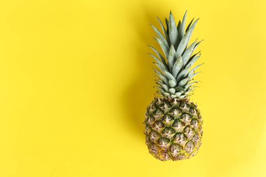 parlak sarı bir arka plan üzerinde tüm ananas. tex için alan