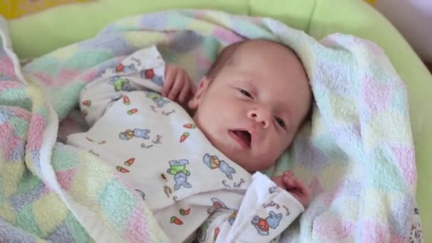 Bayi laki-laki di tempat tidur bayi — Stok Video