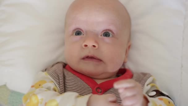 Bebé en la cama no está durmiendo — Vídeos de Stock