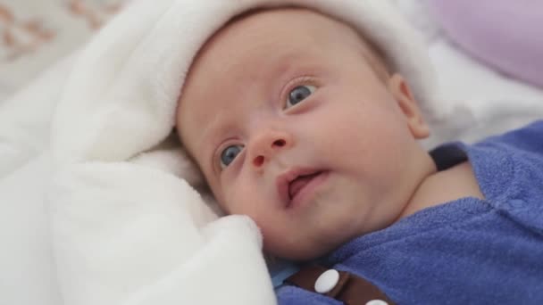 O bebê está no berço — Vídeo de Stock