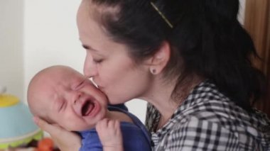 Anne ağlayan bir bebeğin huzur veriyor.