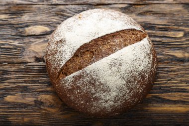 siyah yuvarlak bir kaba ahşap adam ev yapımı ekmek