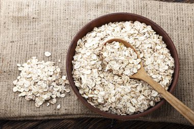 kil tabağa bir çul çiğ yulaf gevreği. Sağlıklı karbonhidrat kahvaltı. tex için alan