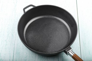 ahşap arka plan boş temiz dökme demir tavada. tex için alan