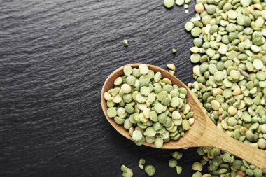 Kuru yeşil bezelye bir siyah arka plan üzerinde dağınık. tex için alan