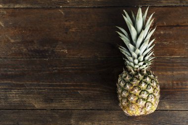 taze ananas ahşap arka plan üzerinde. desser için egzotik meyve