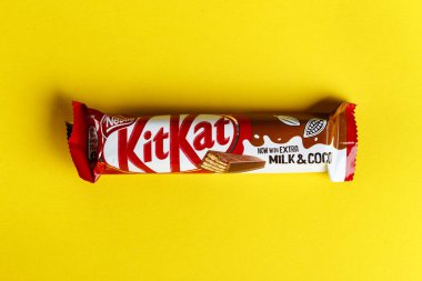 Ukrayna, Kiev 29 Mart 2018.Kit Kat beyaz zemin üzerine çikolata bar. Barlar Kit Kat Nestle firması tarafından üretilen.