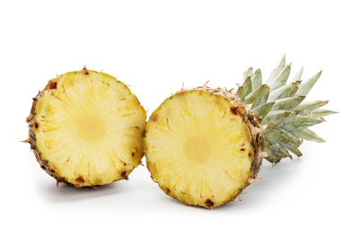 Beyaz arka plan üzerinde izole taze dilimlenmiş ananas. desser için egzotik meyve