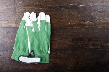 Temiz eldiven koyu kahverengi ahşap arka plan üzerinde çalışıyorum. tex için alan