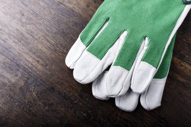 Temiz eldiven koyu kahverengi ahşap arka plan üzerinde çalışıyorum. tex için alan