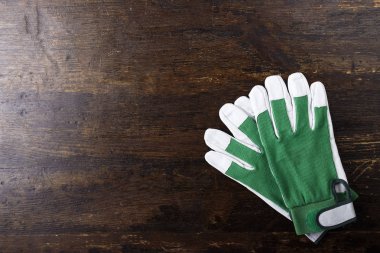 Temiz eldiven koyu kahverengi ahşap arka plan üzerinde çalışıyorum. tex için alan