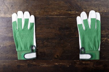 Temiz eldiven koyu kahverengi ahşap arka plan üzerinde çalışıyorum. tex için alan