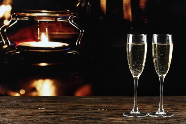 Champagne Dans Des Verres Sur Fond Bougies Fond Romantique Noël — Photo