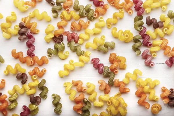 Pasta Colorida Sin Cocer Dispersa Como Fondo Sobre Fondo Blanco — Foto de Stock