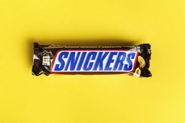 Oekraïne Kiev Maart 2018 Chocolade Snickers Een Gele Achtergrond Snickers — Stockfoto