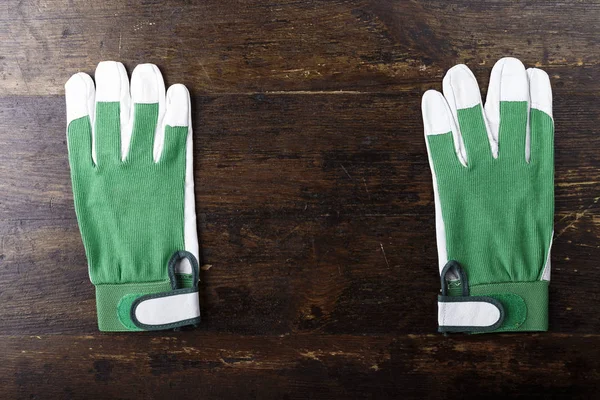 Temiz eldiven koyu kahverengi ahşap arka plan üzerinde çalışıyorum. tex için alan