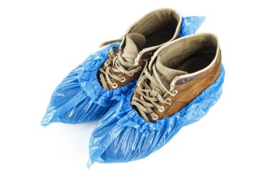 Beyaz arka plan üzerinde izole mavi önyükleme kapakları erkekler kış botları