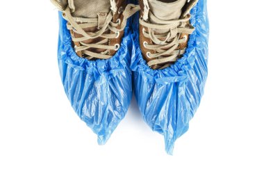 Beyaz arka plan üzerinde izole mavi önyükleme kapakları erkekler kış botları