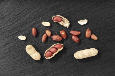 ham soyulmuş fıstık siyah bir arka plan üzerinde dağınık. tex için alan