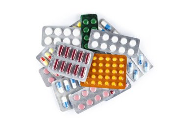 Beyaz arka plan üzerinde izole bir blister farklı hap. metin için yer. baş ağrısı medicin