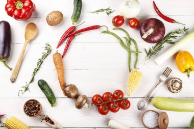 ahşap arka plan üstünde vejetaryen sebze yemek listesi. tex için alan