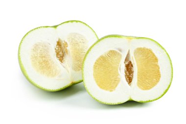 beyaz izole arka plan üzerinde kesme pomelo tatlım. greyfurt ve pomel melez
