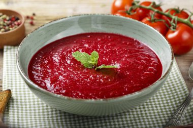 masaya bir tabak içinde gaspaço domates çorbası. Yakınlarda kruton ve baharat bulunmaktadır. tex için alan