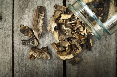 ahşap arka plan üzerinde Kurutulmuş mantar. tex için alan