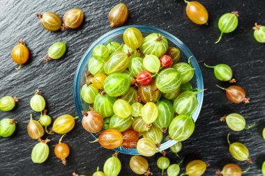 Olgun hasat Bektaşi üzümü masanın üzerinde. tex için alan