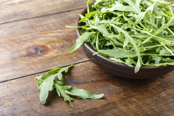 Frische Rucola Einem Teller Auf Einem Holztisch Raum Für Neues — Stockfoto