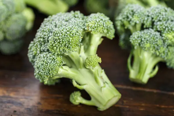 Brokoli Segar Bunga Majemuk Kubis Dalam Piring Atas Meja Kayu — Stok Foto