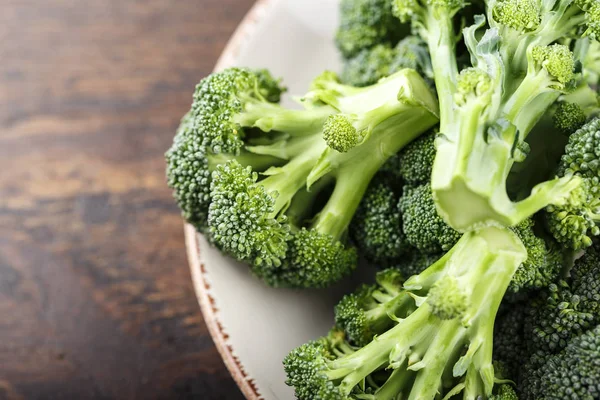 Brokoli Segar Bunga Majemuk Kubis Dalam Piring Atas Meja Kayu — Stok Foto