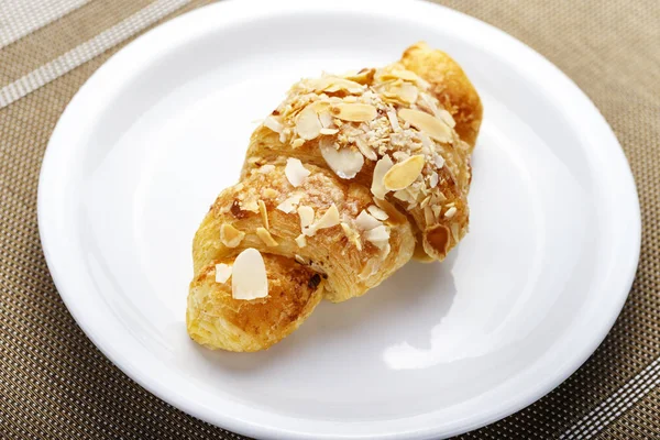 Croissant Proaspăt Farfurie Masă Breakfas Tradiționale Franceze — Fotografie, imagine de stoc