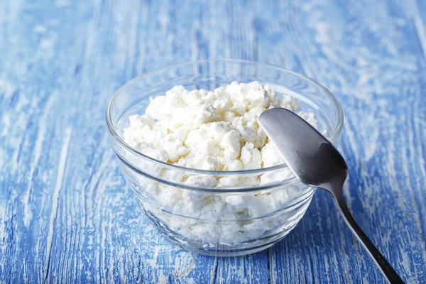 Tabakta süzme peynir ve masada kaşık. tex için boşluk