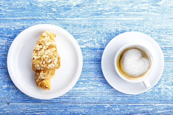 Micul Dejun Tradițional Francez Croissant Cafea Masă — Fotografie, imagine de stoc