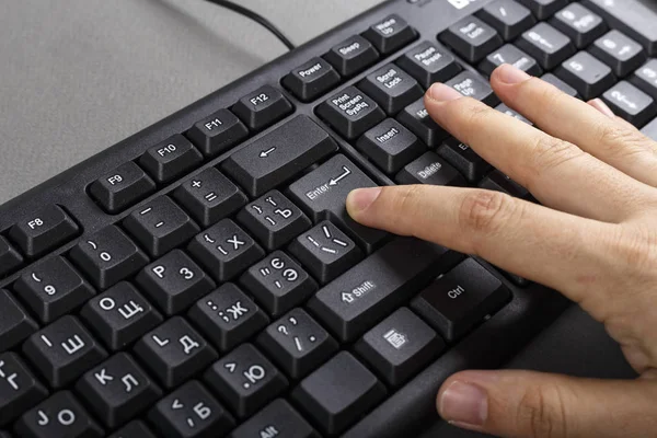 Mãos Femininas Teclado Computador Preto Planeamento Negócios Trabalho Com Equipamentos — Fotografia de Stock