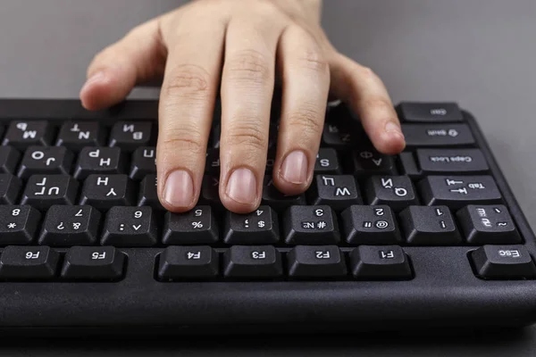 Mãos Femininas Teclado Computador Preto Planeamento Negócios Trabalho Com Equipamentos — Fotografia de Stock