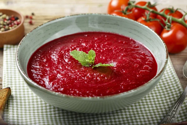 Soupe Tomate Gaspacho Dans Une Assiette Sur Table Proximité Sont — Photo