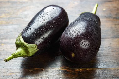 İki Olgun mayalı Poğaca su damlaları. ahşap bir masa üzerinde yakın çekim. tex için yer