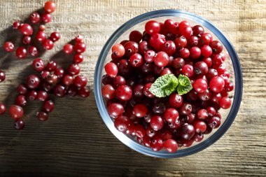 ahşap bir masa üzerinde bir tabak içinde ham taze kızılcık. tex için alan