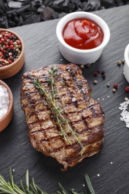 baharat ve soslar ile ızgara sığır eti biftek. tex için alan